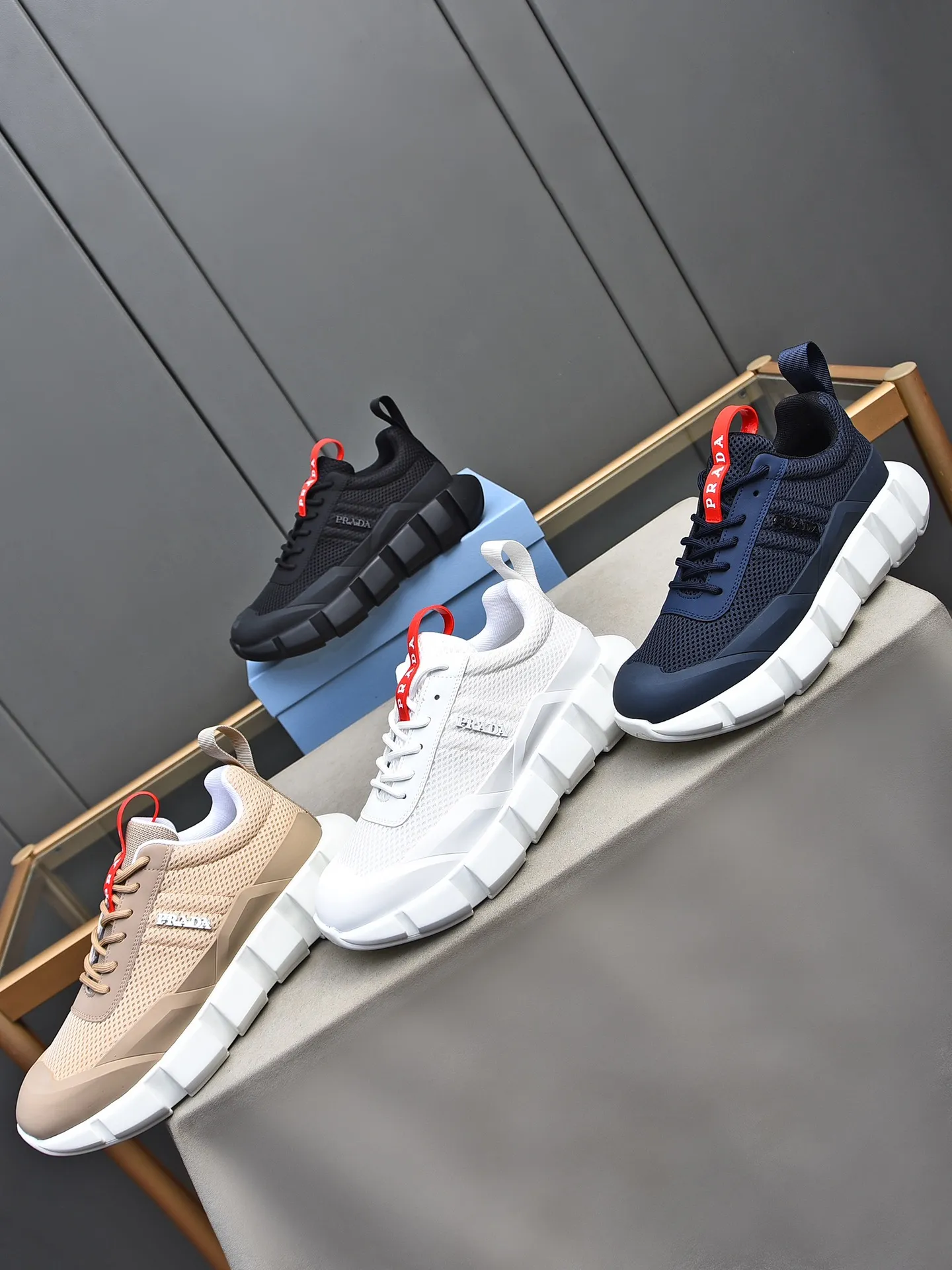 Men's shoes 💰480 PRADA/Prada men's lace-up casual sports shoes, the upper is made of cowhide leather and breathable mesh. It is soft, comfortable and breathable. The tongue is decorated with the PRADA brand letter logo. The thick rubber sole echoes the red label tongue. The style is fashionable and generous. The details are carefully crafted. A casual sports shoe with a super fashionable look on the foot. Excellent breathability!  Size: 38-44 (45 46 customized)
